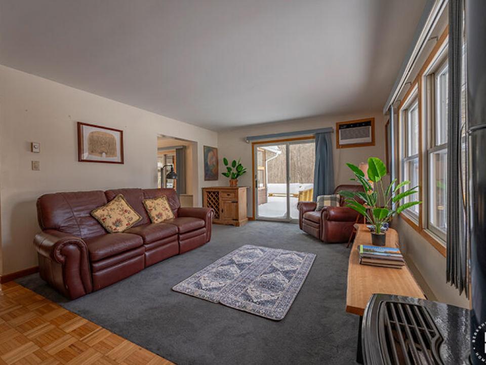 CapeCodStyleInKeeneValley_LivingRoom_Fro