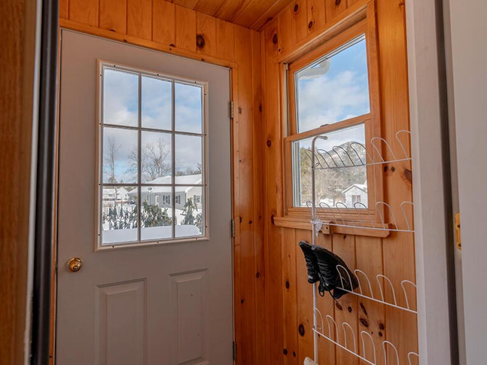 CapeCodStyleInKeeneValley_Mudroom_Small_