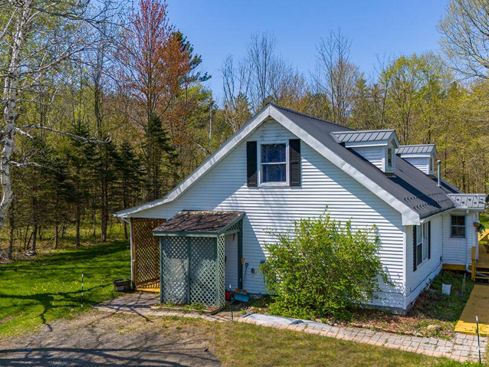 CapeCodInKeeneValley_Spring_A_Exterior