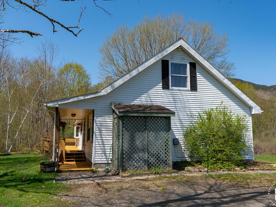 CapeCodInKeeneValley_Spring_Exterior