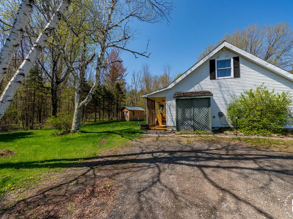 CapeCodInKeeneValley_Spring_Exterior_She