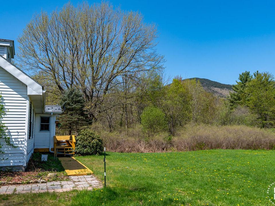 CapeCodInKeeneValley_Spring_Yard_Mountai