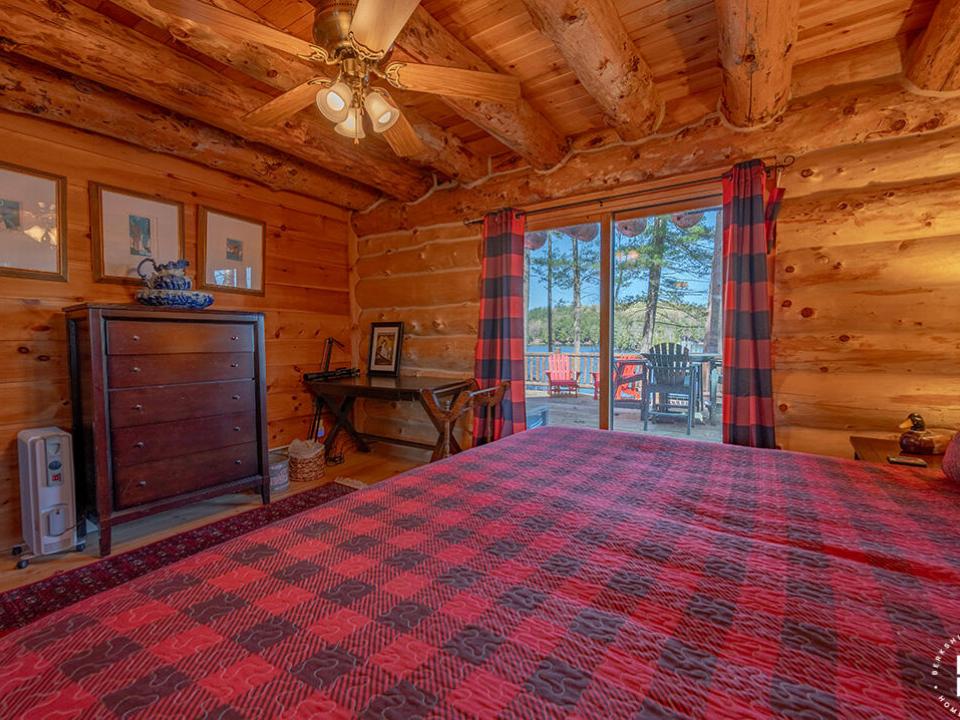 CampStillwaters_Spring_Bedroom1_To_Deck
