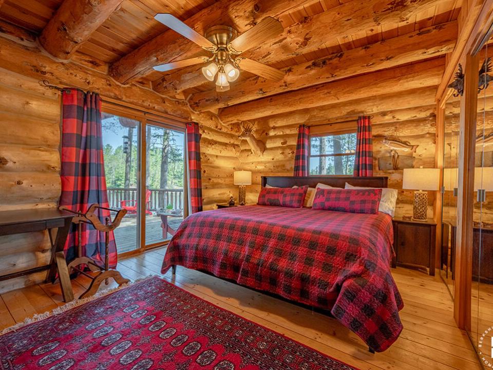 CampStillwaters_Spring_Bedroom1
