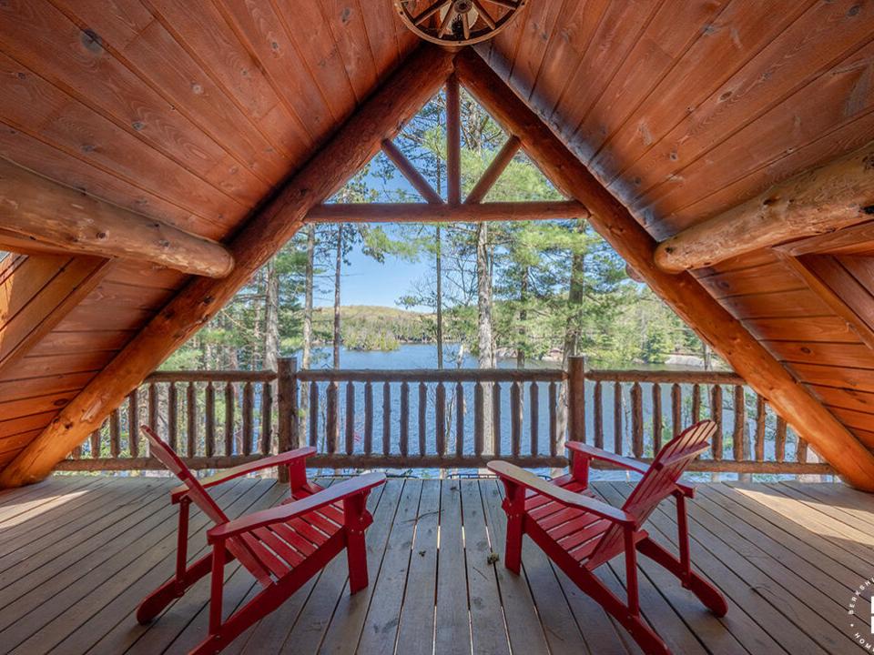 CampStillwaters_Spring_Bedroom2_Balcony