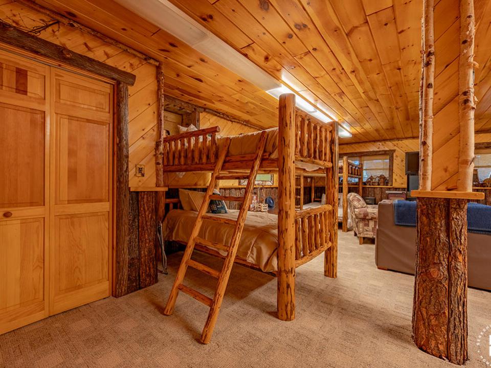 CampStillwaters_Spring_LowerLevel_Bunk