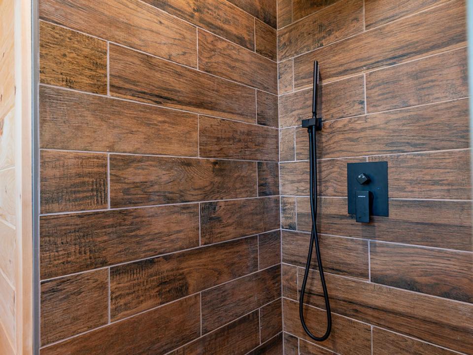 NewlyContructedLogHomeInLP_Bathroom1_Sho