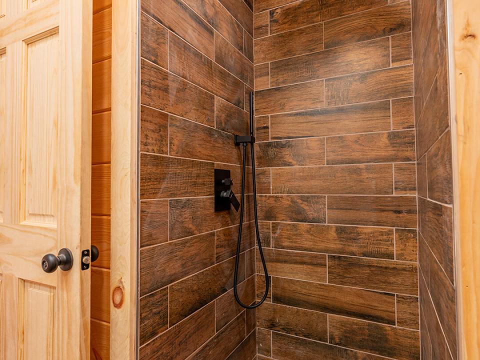 NewlyContructedLogHomeInLP_Bathroom2_Sho