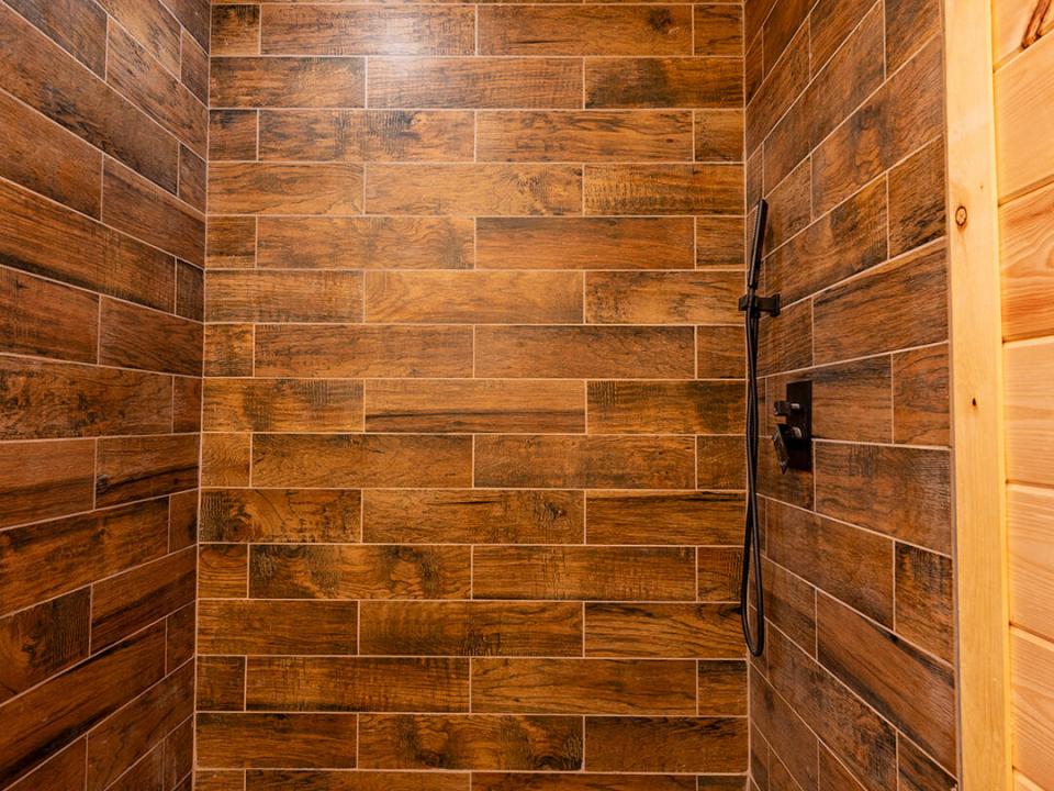 NewlyContructedLogHomeInLP_Bathroom3_Sho