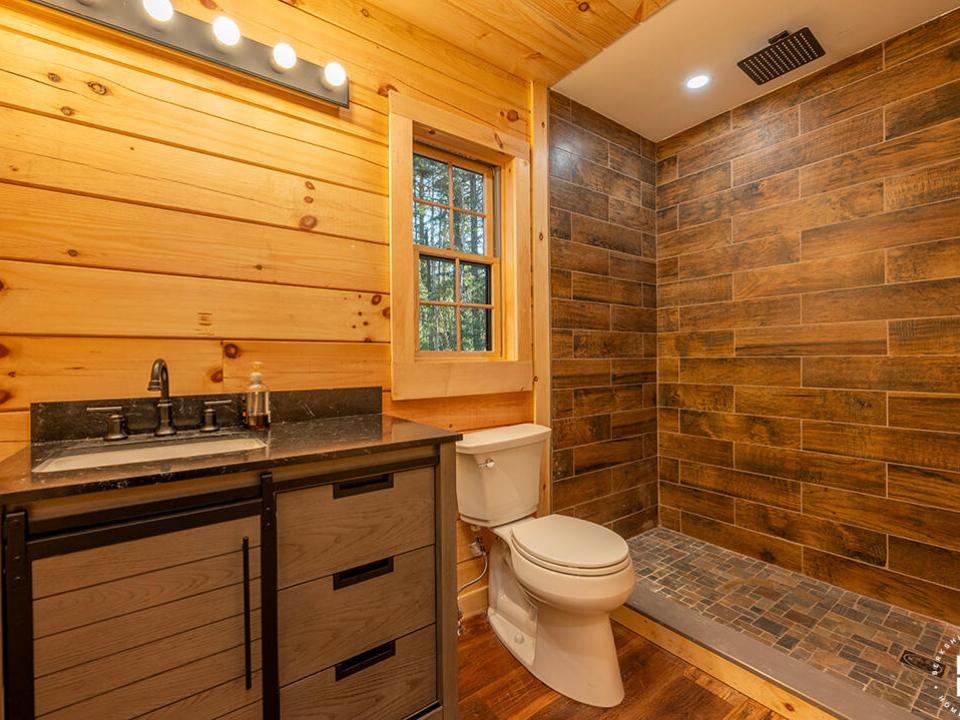 NewlyContructedLogHomeInLP_Bathroom3