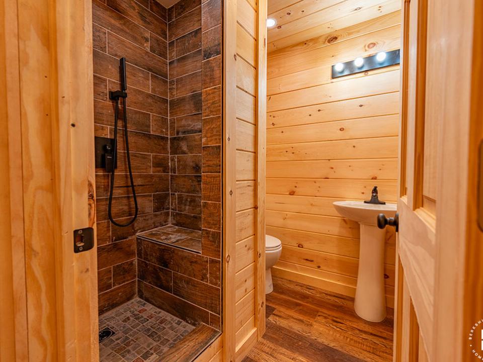 NewlyContructedLogHomeInLP_Bathroom4