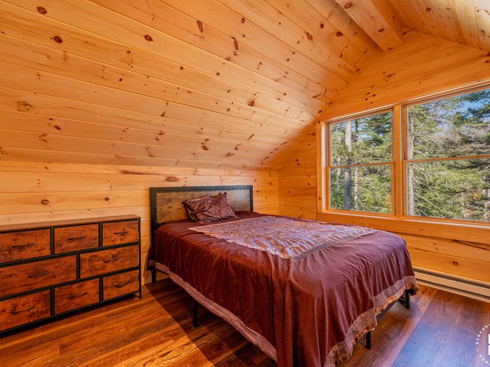 NewlyContructedLogHomeInLP_Bedroom1