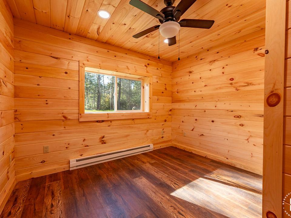 NewlyContructedLogHomeInLP_Bedroom4