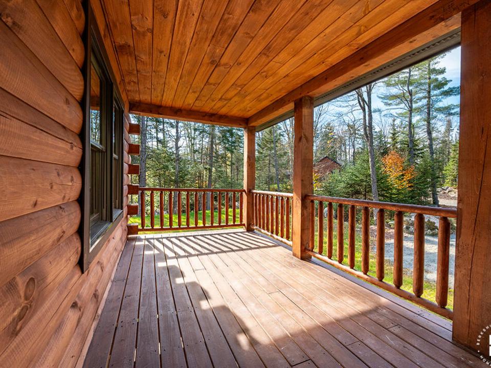NewlyContructedLogHomeInLP_CoveredPorch_