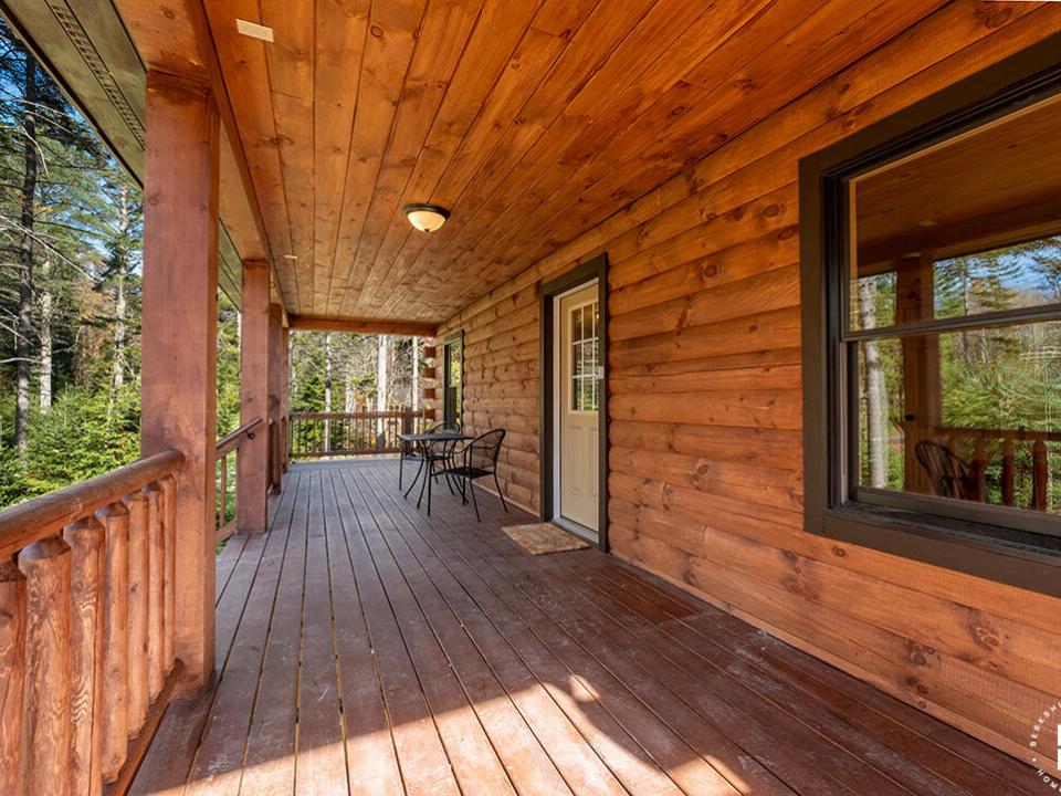 NewlyContructedLogHomeInLP_CoveredPorch