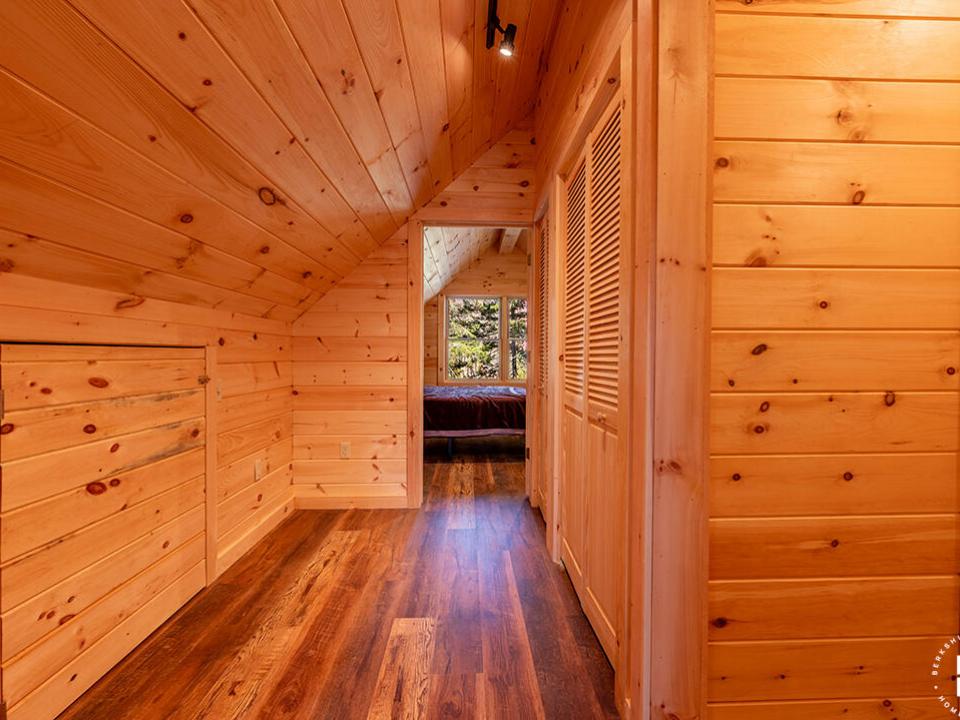 NewlyContructedLogHomeInLP_Hallway_Upsta