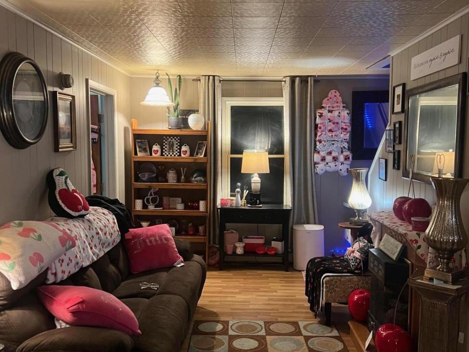 36 halsey Ct Livingroom 2