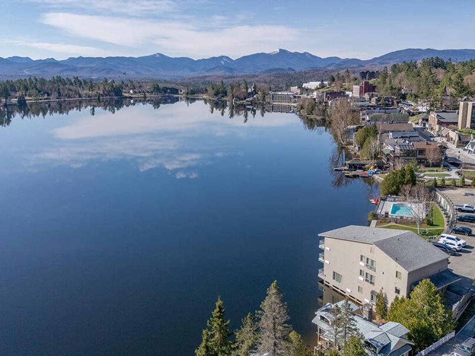 SwissCondos_0525_A_MirrorLake
