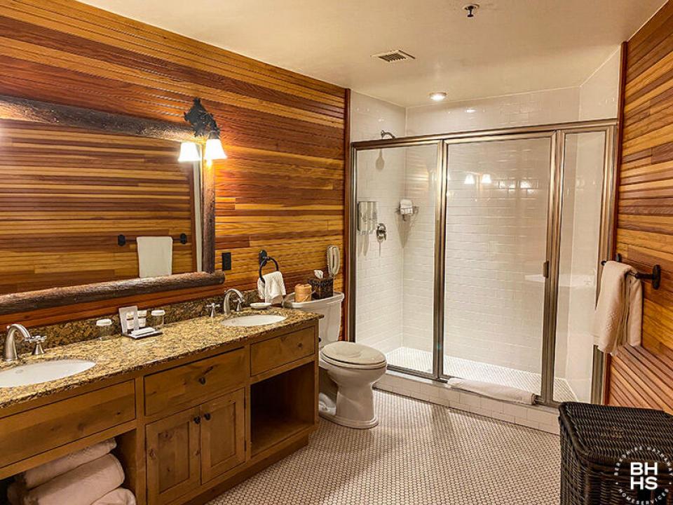 WhitefaceLodge126InLakePlacid_Bathroom