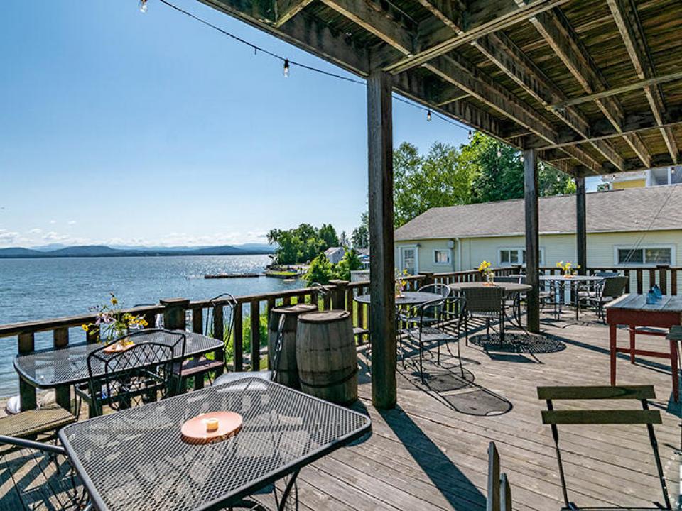 BarnDoorTavernInEssex_LowerLevel_Deck_L