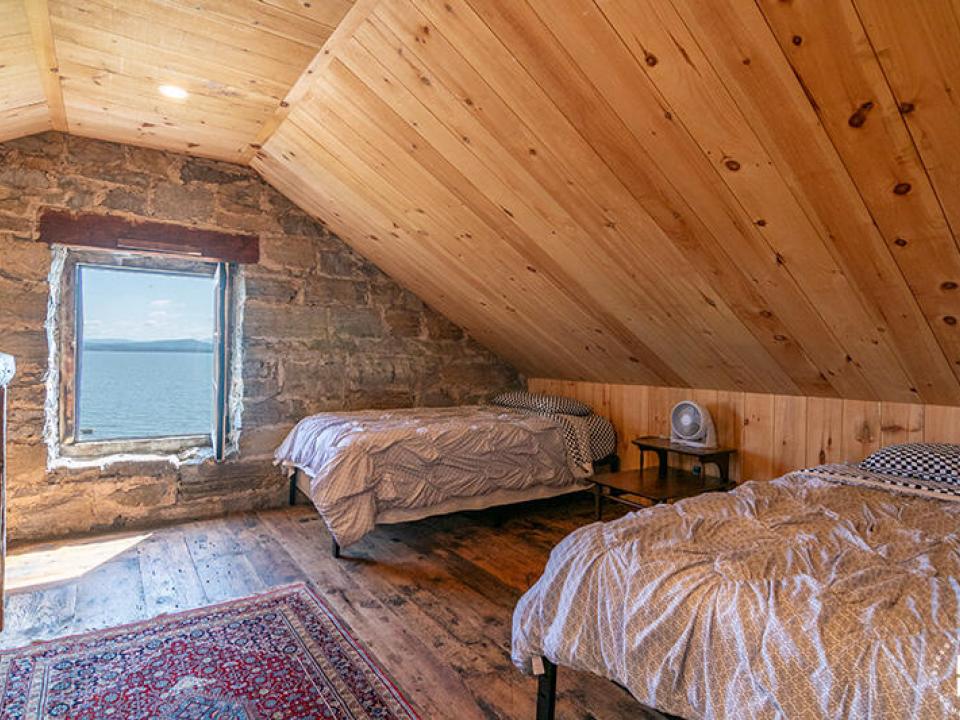 BarnDoorTavernInEssex_Apartment_Bedroom2