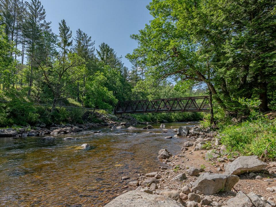 TheBlacksmithHouse_PicnicArea_River_R_V