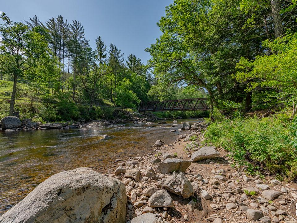 TheBlacksmithHouse_PicnicArea_River_R