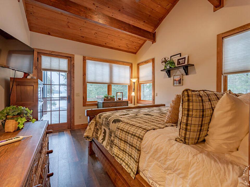 CampSummerBreezeOnUpperSaranac_Bedroom1_