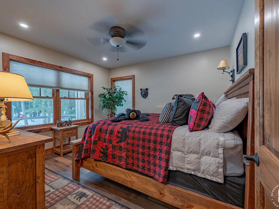 CampSummerBreezeOnUpperSaranac_Bedroom3