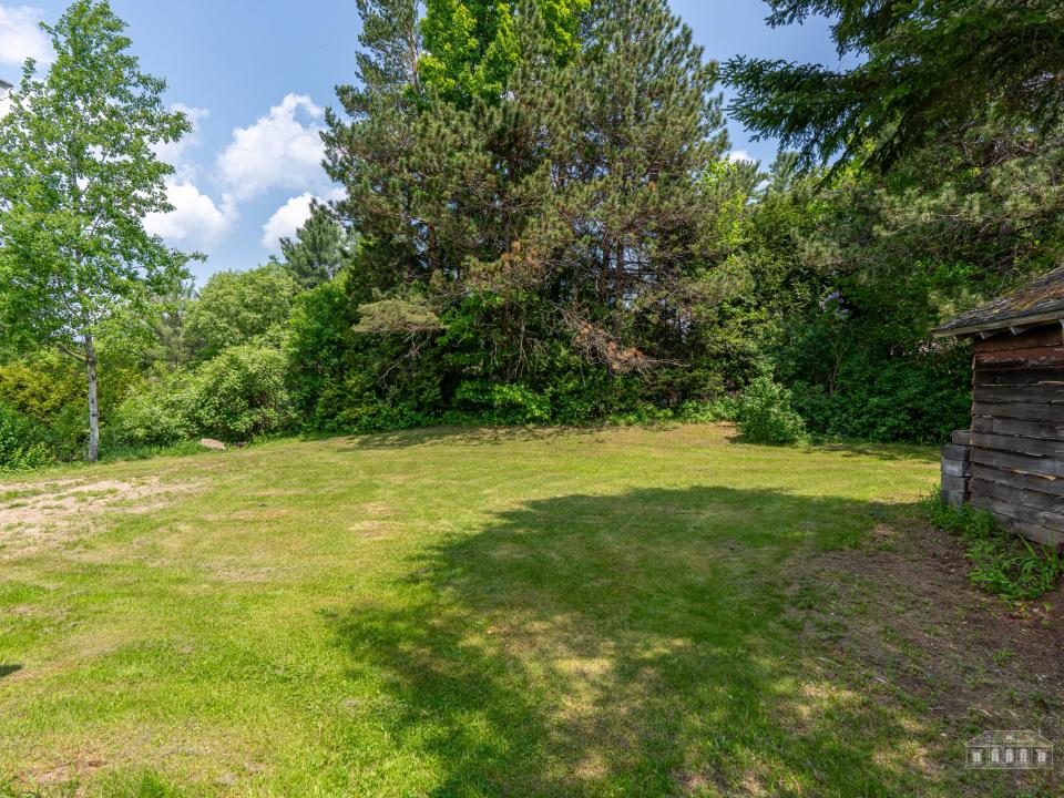 152 Old Military Rd LP Summer-15