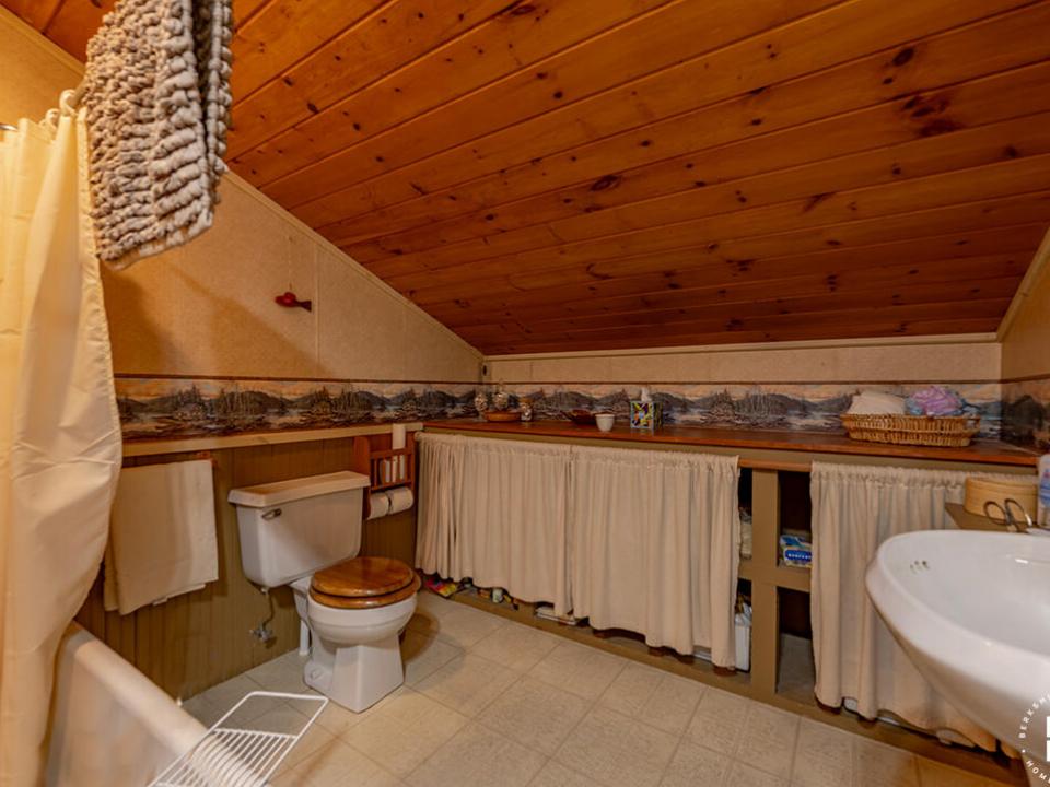 AdirdondackHiddenGem_Bathroom2