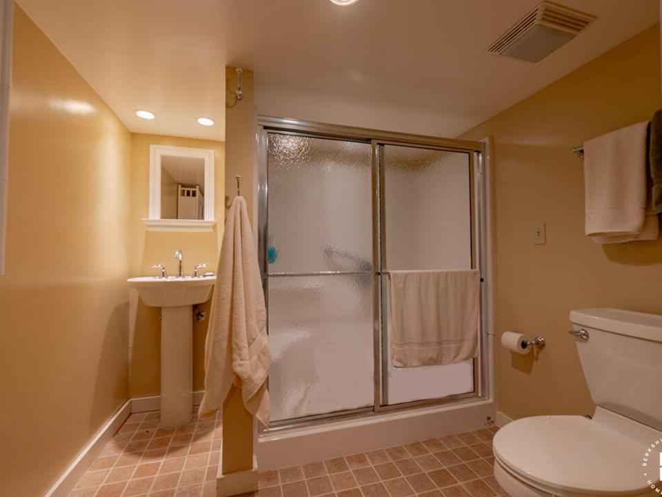 AdirondackHiddenGem_Bathroom1