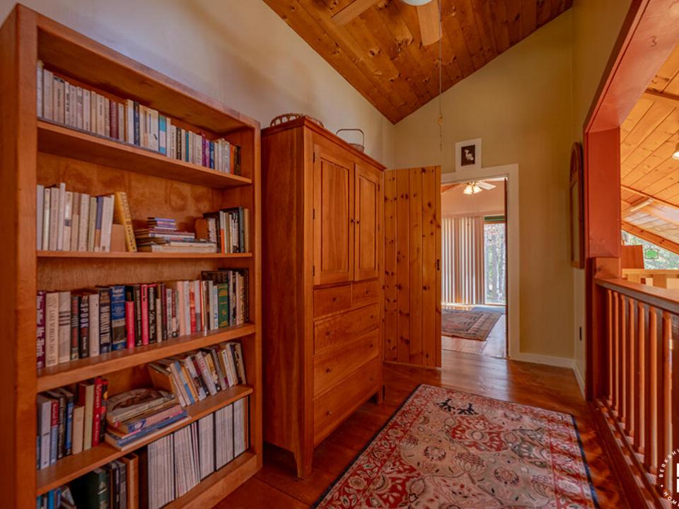 AdirondackHiddenGem_Hallway_Upstairs