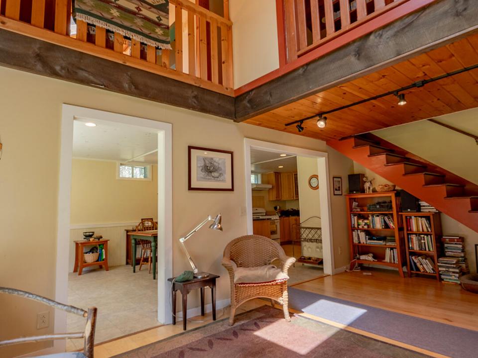 AdirondackHiddenGem_LivingRoom_V