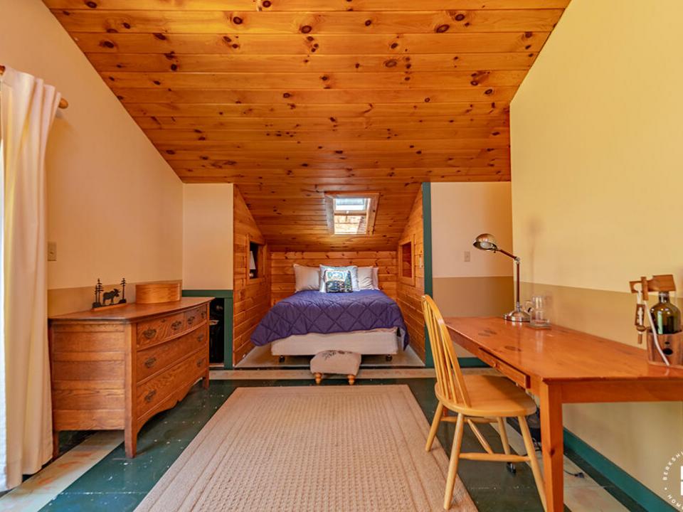 AdirondackHiddenGem_Bedroom1