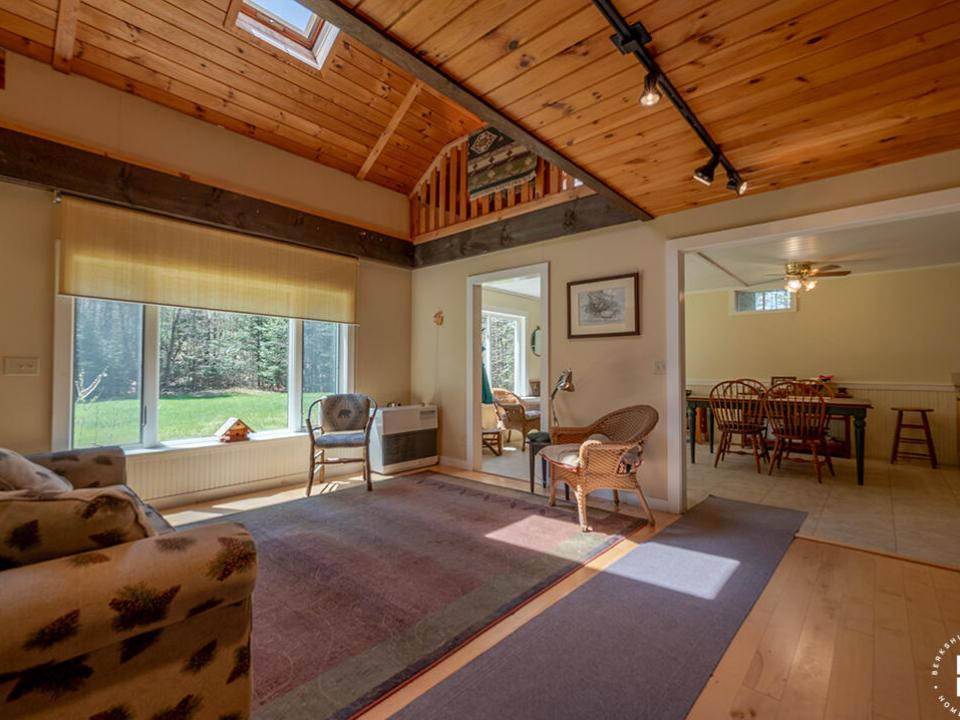 AdirondackHiddenGem_LivingRoom