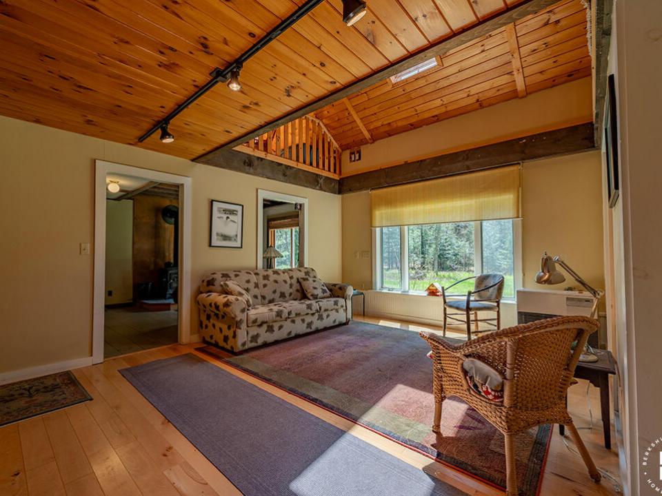 AdirondackHiddenGem_LivingRoom_From_DR