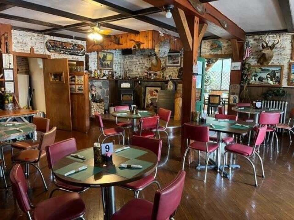 Charlies Inn - dining area III