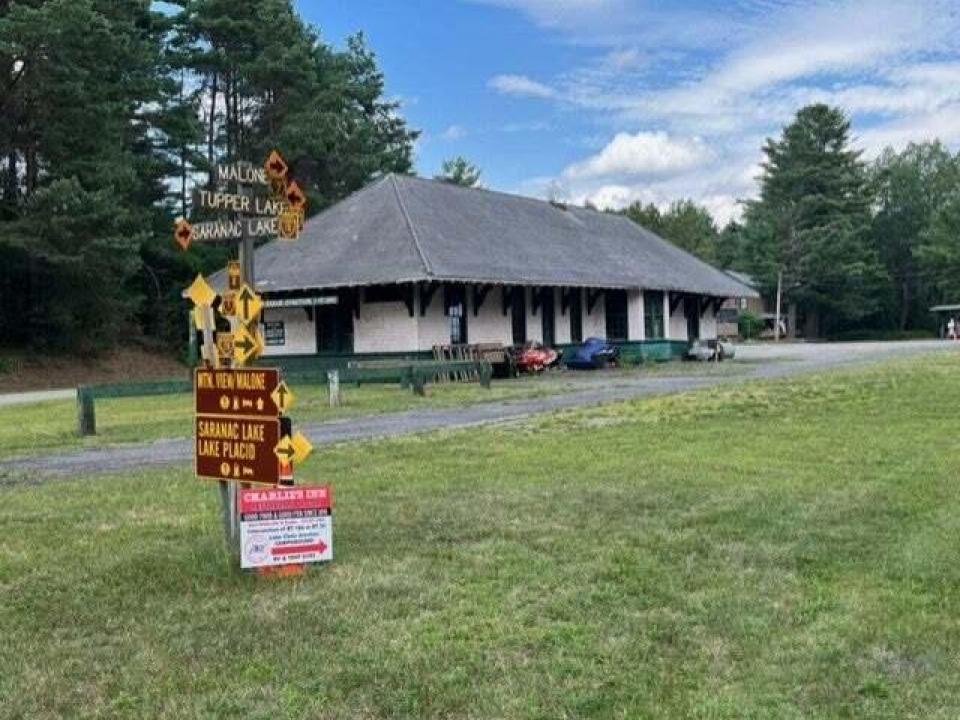 Charlies Inn - direction signs with trai