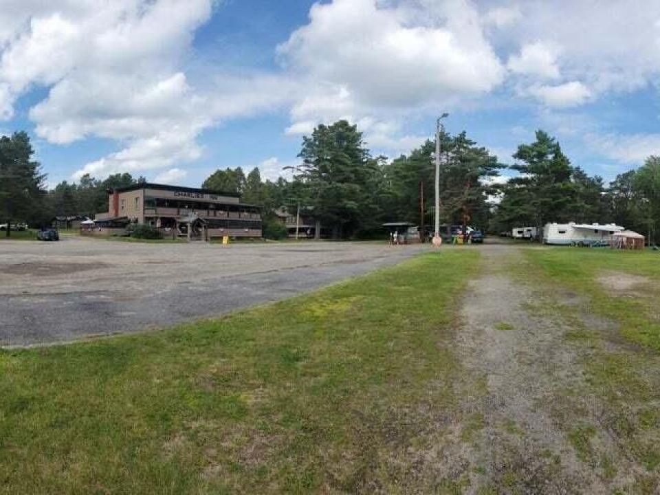 Charlies Inn - ext panoramic
