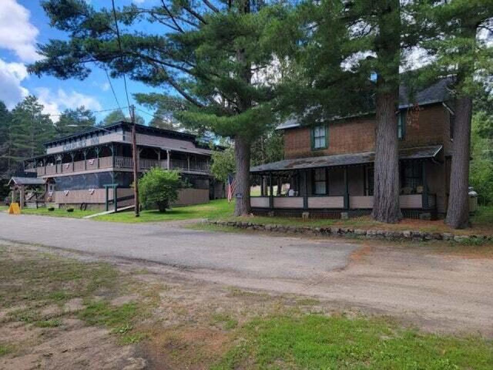 Charlies Inn - ext showing lodge and hou