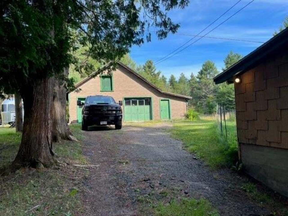 Charlies Inn - garage