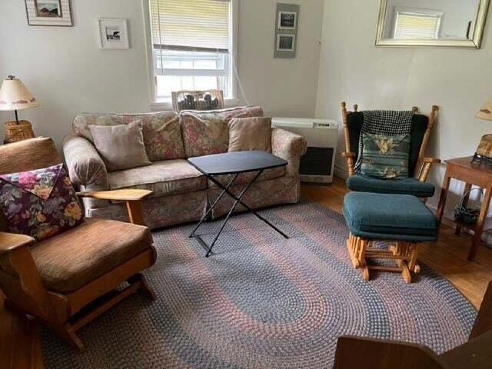Charlies Inn - guest cottage living rm