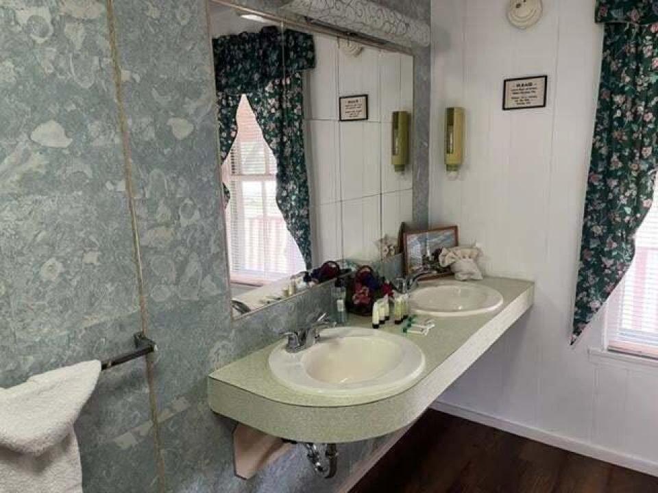 Charlies Inn - hotel room bath