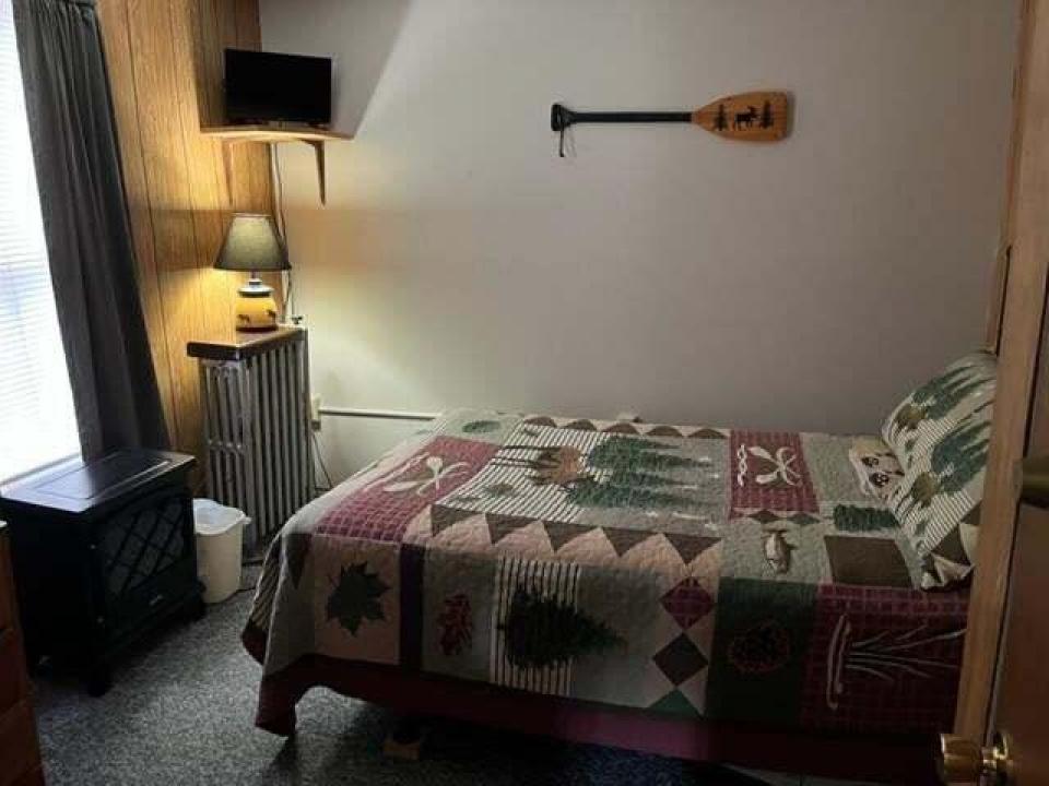 Charlies Inn - hotel room II