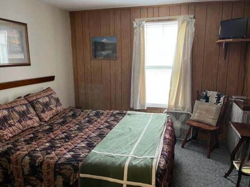 Charlies Inn - hotel room III
