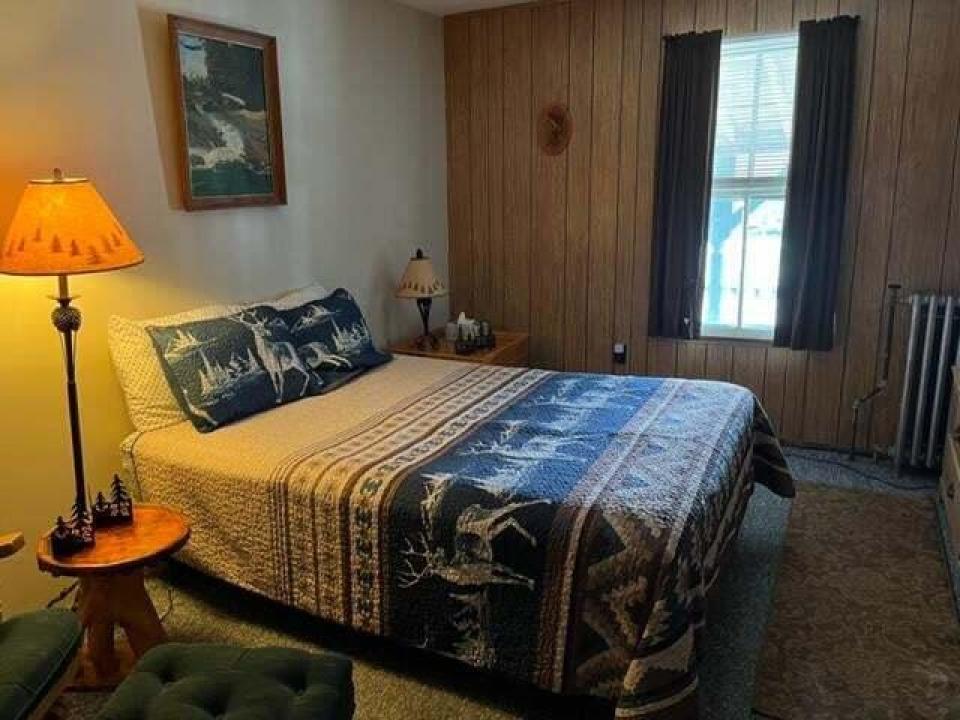 Charlies Inn - hotel room V