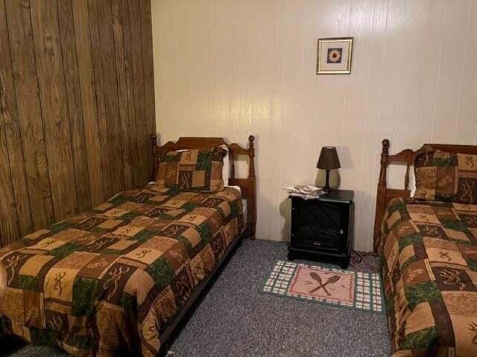 Charlies Inn - hotel room VI