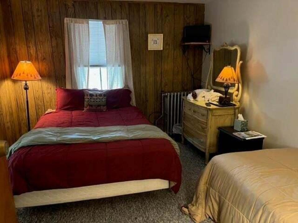 Charlies Inn - hotel room VII