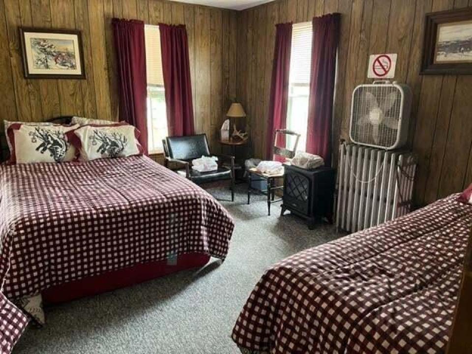 Charlies Inn - hotel room